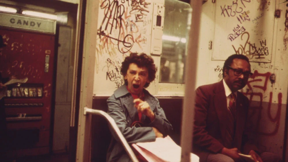 紐約地鐵的塗鴉場景,1973年;攝影:Erik Calonius。