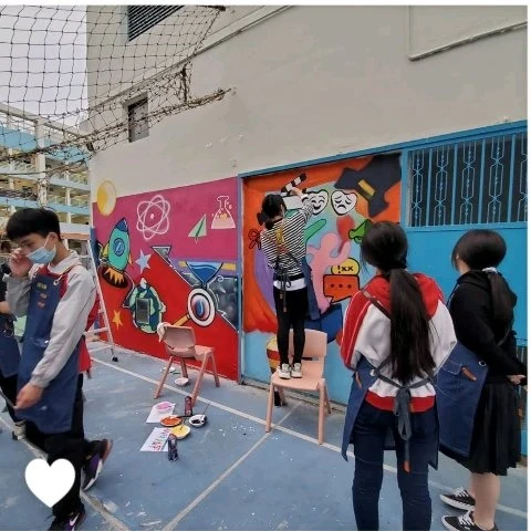 牆前的共同創作